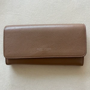 MARC JACOBS PLÅNBOK - Hej✨ Säljer min fina ljusbruna Marc Jacobs plånbok 🤎 Köpt hos Raglady i Göteborg. 