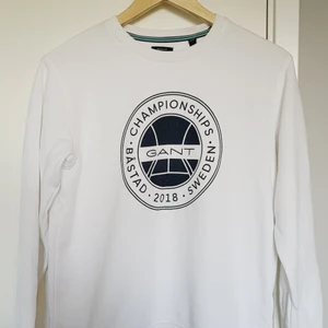 Gant tröja (S) - Mått: 170 cm. Skulle säga storlek S. Säljer min vita gant tröja då den har blivit för liten för mig. Använd max 2 gånger och är i jättefint skick.