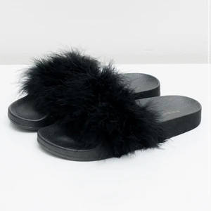 Flufftofflor - Söker fluff-tofflor och de ska helst va svarta eller vita men de går bra med gråa eller typ mörkblåa💕kan inte mötas upp och storlek 38,39