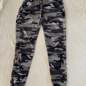 Mad Lady byxor small  - Mad Lady byxor small. Någon noppa finns. 