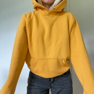 Gul hoodie  - Hoodie från Bikbok, har tagit ut snöret men skickar såklart med det! Köparen står för frakten på 79kr 