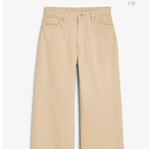 säljer dessa beige högmidjade jeans ifrån monki i strl 25 (xs/s 160/164) då de ej kommer till användning. nypris 400kr säljer för 150kr+frakt❤️‍🔥