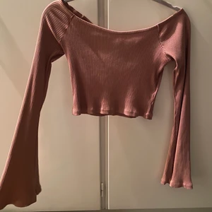 Topp - Så fin halvt offshoulder topp med lite vida armar som aldrig är använd, alltså nyskick💕 