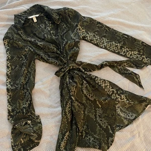 Klänning - Superfin klänning från H&m med ormmönster🤍 storlek 34🥰