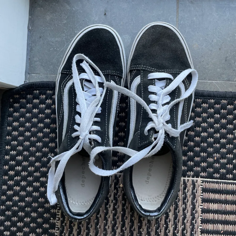Säljer mina låga vans skor då jag tyvärr växt ur de, svarta med vita detaljer, storlek 38. Hör av er vid intresse eller för fler bilder! 💞. Skor.