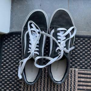 Säljer mina låga vans skor då jag tyvärr växt ur de, svarta med vita detaljer, storlek 38. Hör av er vid intresse eller för fler bilder! 💞