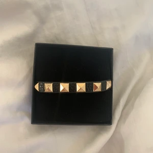 Valentino armband  - Valentino liknande armband💕 är i nyskick! Köparen står för frakt!