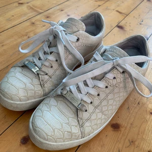 Skor Bugatti - Fina skor i bra skick. Använt dem två gånger då dem inte riktigt var min stil💗Storlek 37/38