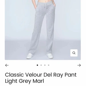 Juicy byxor! - Jag säljer ett par ljus grå juicy byxor i storlek xxs pågrund av att byxorna få tal gånger kommer till användning. De är i bra skick utöver att en av knapparna på snörerna har fallit av, men är inget som märks av. Inte omöjligt med pris förändringar!