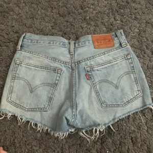 Levis shorts 501 - Skitsnygga Levis 501 shorts! Står inte storlek men skulle säga xs-s