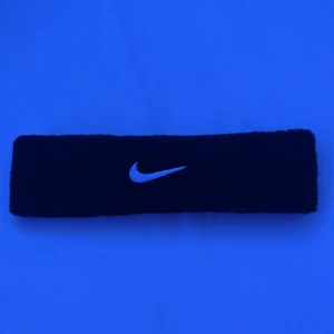 nike - en nike bandana helt ny använd typ en gång säljs för den passa mig inte