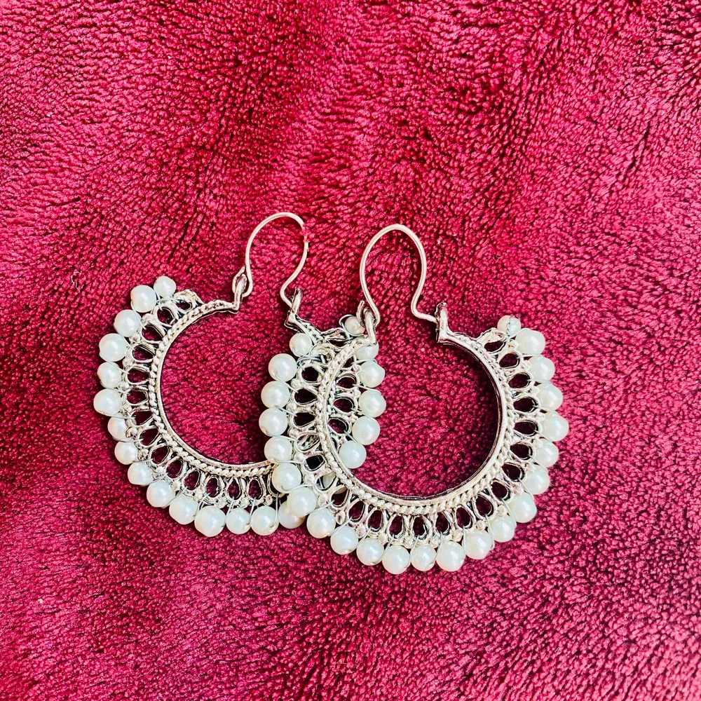 Earrings from India  Condition: New  Material: silver colored stainless steel earrings . Accessoarer.