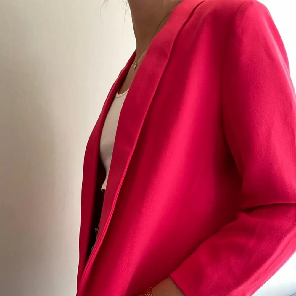 (Tryck inte ”köp nu” skriv istället till oss) Cerise blazer i storlek S, använd vid ett tillfälle, figursyd med en kortare ärm. Färgen är mer rosa/cerise i verkligheten, svårt för kameran att fånga upp färgen. Du betalar frakten själv❤. Kostymer.