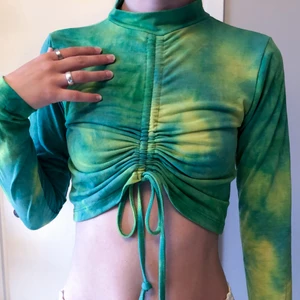 TOPP - URBAN OUTFITTERS - Topp från URBAN OUTFITTERS i tiedye mönster. Snörning som kan ändra storleken på toppen i fram. - använd fåtal gånger