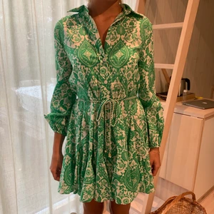 Ny fin zara klänning! - Säljer denhär vackra zara klänningen som är helt ny och aldirg använd!💓I så fint mönster och färg😍