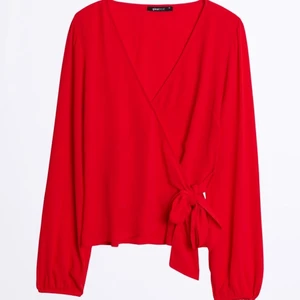 Blus - Omlottblus från Ginatricot, aldrig använd, lappen kvar. 