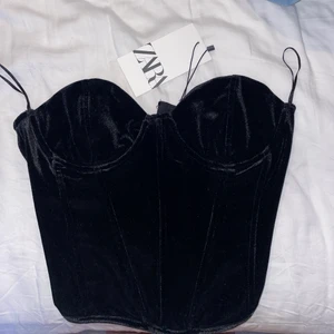 Korsett topp - Säljer den här helt oanvända korsett toppen med lapp kvar då den är för liten för mig.🤎 original pris 300kr
