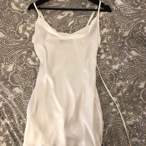 Klänning xs - Satinklänning storlek xs från Nelly