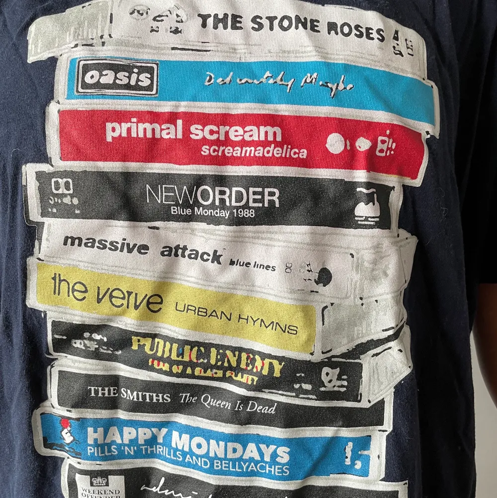 Band T-shirt från Weekend Offender . XL men modellen är i small och 172cm lång. T-shirts.