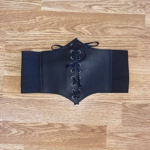 Korsett - Säljer denna korsetten från SHEIN då det inte är min stil längre.☺️💕 Jättesöt att ha till alla sorters outfits. Väldigt stretchig och skön att ha på sig. Man knäpper den med knappar som finns där bak.💛 Knappt använd, som ny.