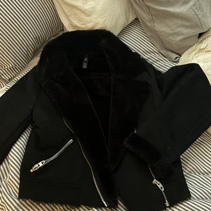 Jacka - En jacka från Zara köpt för nått år sen, knappt använd. Som ny! Det är skönt fluffigt tyg innanför hela jacka så den passar perfekt på vintern. 
