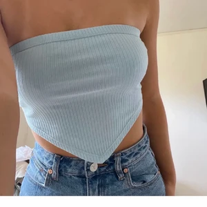 Bandeau topp  - Topp köpt från asos, Lägger upp på nytt då hon som vann budgivningen inte svarar!! Snälla buda inte om ni inte tänker köpa, köparen står för frakten på 49kr, toppen är endast provad🤍