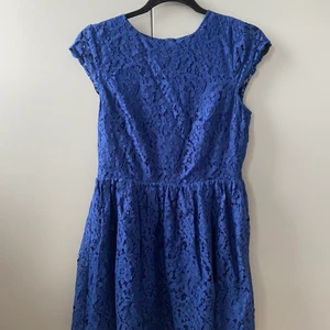 blå klänning storlek 38 från H&M - Kort klänning  Storlek 38 (mer som en 36a) Hämtas i vallastaden i Linköping Kan fraktas, köparen står för frakt.