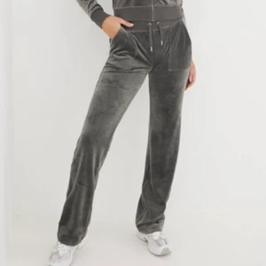 Mörkgråa juicybyxor - Säljer pga tröttnat på färgen, inga effekter på och är som nya❤️köparen står för frakt! LÄGG BARA BUD OM DU KAN KÖPA! KÖP DIREKT FÖR 750kr!!