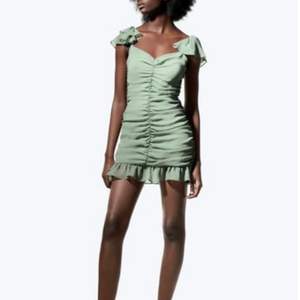 Oanvänd klänning från Zara. Storlek S i färgen Khaki, en fin ljusgrön nyans. 