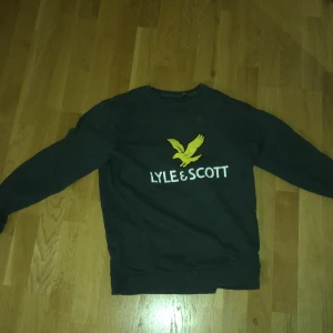 LYLE&SCOTT s ft.14-15 - Köpt för 1200kr säljer för 650  Riktigt märke 
