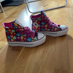 Converse hög sula - Använda någon enstaka gång. Säljer de för att de ej används. Kan mötas upp, kan posta, då står köparen för frakt 🌸