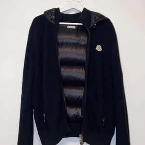Moncler Cardigang - Svart moncler kofta, storlek L, men de är mindre i storleken, den är i mycket bra skick