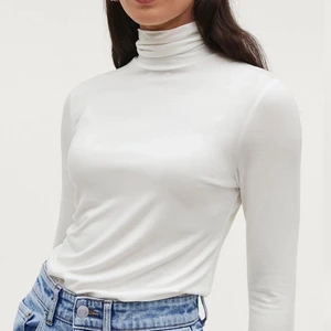 Långärmad polotröja HM strl S - Säljer nu denna vita långärmade polotröja från HM i strl S. Knappt använd, därav fortfarande i fint skick. Superbra för att ha under andra tröjor. 