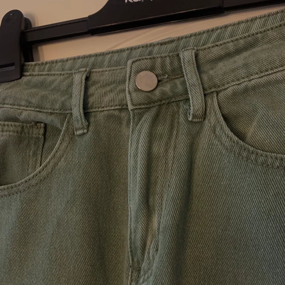 Gröna jeans, storlek xs  Stora i benen liten i midjan, insydda ca 1-2 cm från midja ner till benet. . Jeans & Byxor.