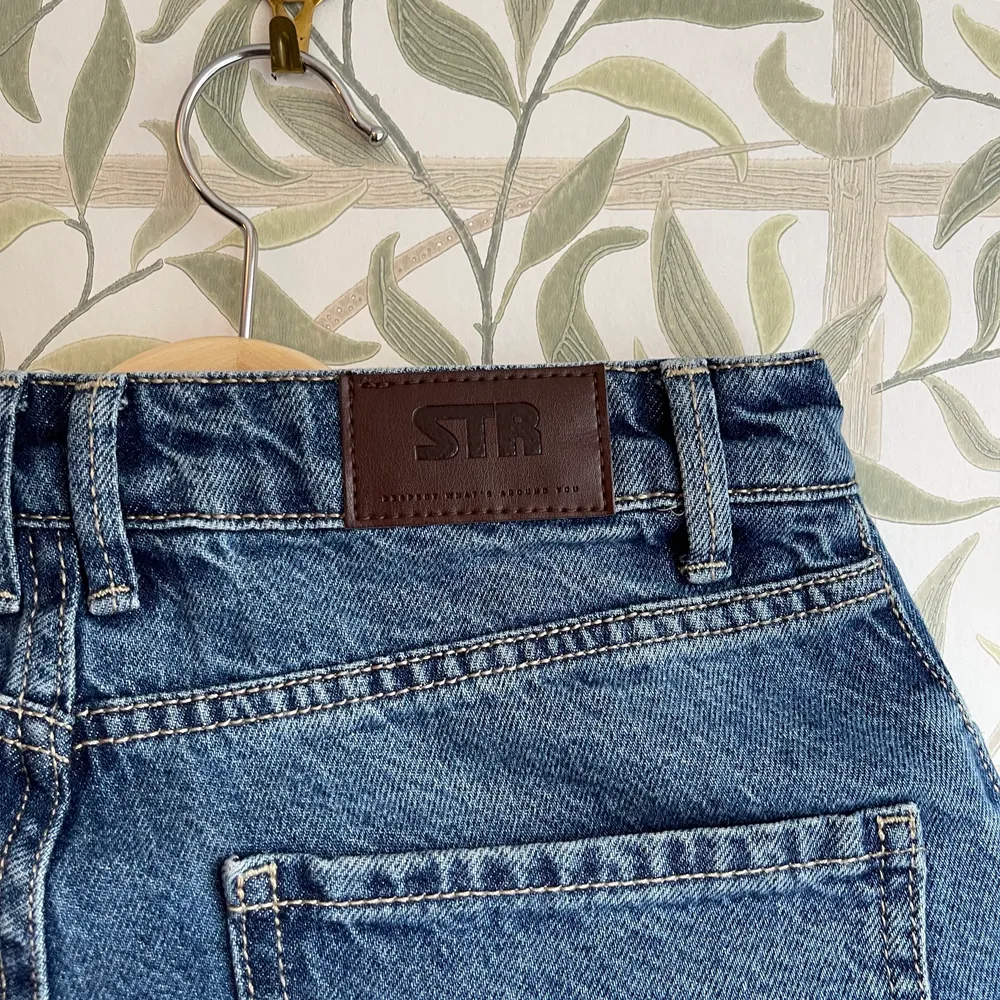I princip helt nya vida jeans i mörktvätt från STR i storlek 36 (små i storleken). Passformen är otrolig och färgen är helt perfekt!!. Jeans & Byxor.