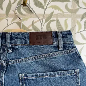 I princip helt nya vida jeans i mörktvätt från STR i storlek 36 (små i storleken). Passformen är otrolig och färgen är helt perfekt!!