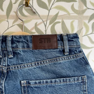 Mörkblå vida jeans - I princip helt nya vida jeans i mörktvätt från STR i storlek 36 (små i storleken). Passformen är otrolig och färgen är helt perfekt!!