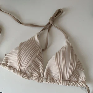 Bikinitopp - Helt oanvänd bikiniöverdel. Råkade beställa två och underdelen försvann. Storlek M sitter som en s