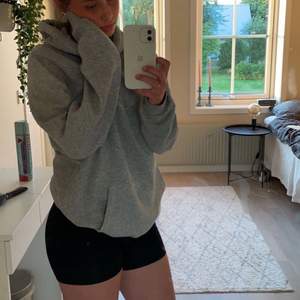 Oversized grå hoodie i bra skick, lite sliten vid ena armen men verkligen inget man tänker på. Lappen i nacken är avklippt men den kommer från H&M, storlek M och passar allt mellan L-XS beroende på vilken passform man söker. Jag har S, som jämförelse💕