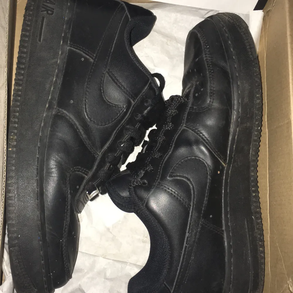 Säljer mina black air force 1 dom är bra skick kan tvätta dom innan jag säljer dom har inte kartong till dem kan mötas halmstad💝💖. Skor.