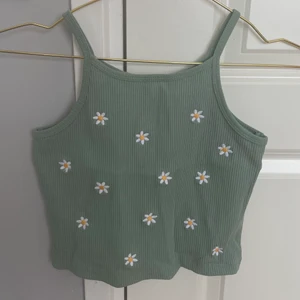 Topp - Supersöt blommig topp från Zara! Köpt på barnavdelningen men passar mig som vanligtvis har stl XS/S💚 Köparen står för frakt! Skriv privat vid fler frågor🌻