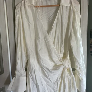 Zara klänning  - Vit klänning från Zara. Aldrig använd endast testad. Frakt ingår!