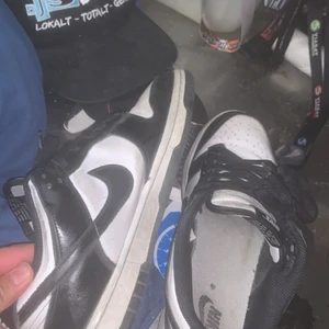 Nike panda Low  storlk 40,5 - Säljer för jag ledsnat på skorna och bytt stil. Lite creese men går och lösa. Box ingår