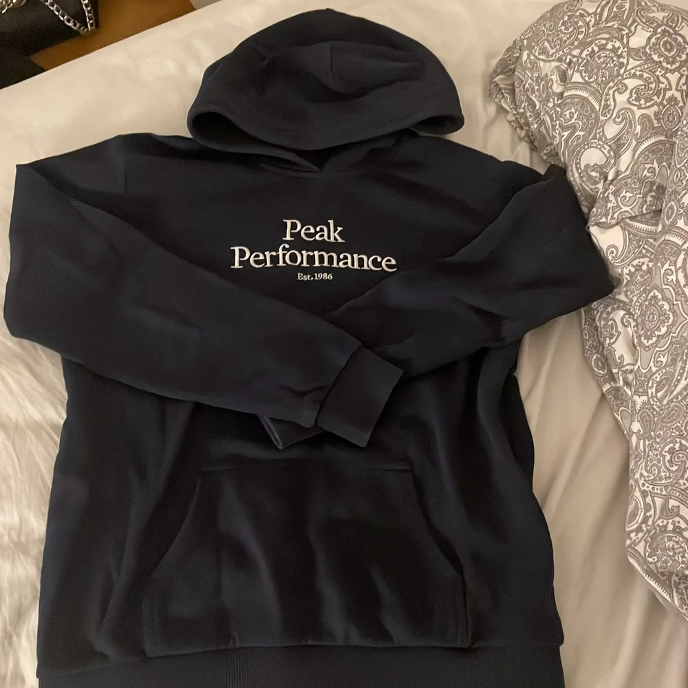 säljer min mörkblåa peak performance hoodie då jag aldrig använder längre. Den är i fint skick och har inga skador. Nypris 699!  köparen står för frakt priset kan diskuteras men förväntar mig runt 250-300kr. Hoodies.