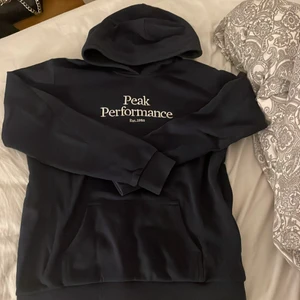peak performance hoodie  - säljer min mörkblåa peak performance hoodie då jag aldrig använder längre. Den är i fint skick och har inga skador. Nypris 699!  köparen står för frakt priset kan diskuteras men förväntar mig runt 250-300kr
