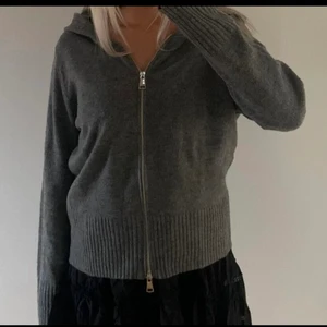 Grå kofta  - !Lånad första bild! Super snygg grå kofta som Ja har köpt från plick står it vart den är Ifrån