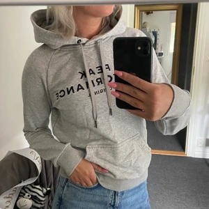 Peak Performance hoodie - Grå peak performance hoodie i storlek XS. Fint skick. Nypris 1200kr, säljer min för 200kr. Frakt tillkommer, kan alt mötas upp i Gävle. 