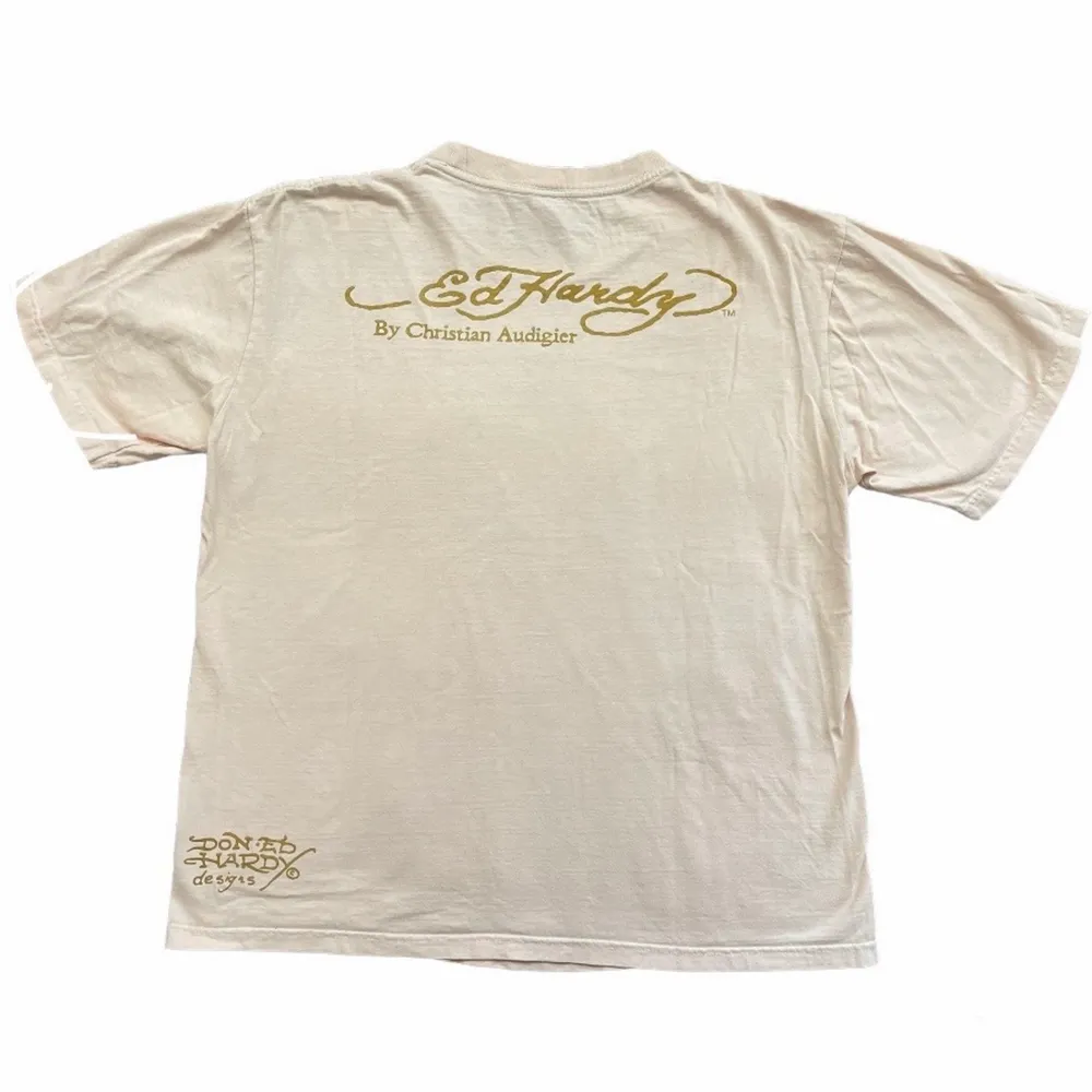 Beige/rosa Ed Hardy t-shirt, köpt secondhand, mycket bra skick, passar som L. T-shirts.