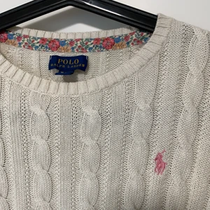 Polo Ralph Lauren stickad tröja - Beige och rosa Polo Ralph Lauren stickad tröja i M barnstorlek, passar alltså XS 💓