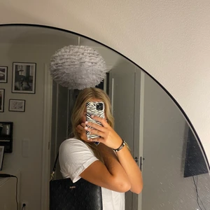 Liten väska från Guess - Säljer min fina axelväska från Guess då jag aldrig fått användning för den. Helt oanvänd så nyskick. Köparen står för frakten🥰